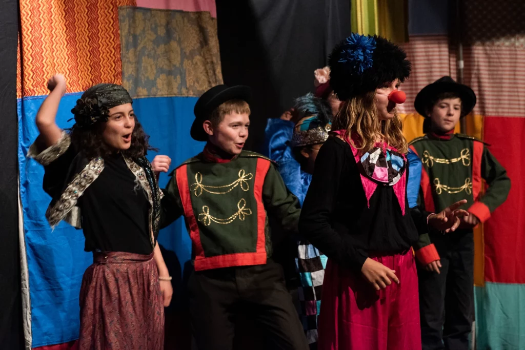 Comment le grand cirque Traviata se transforma en petit navire ?